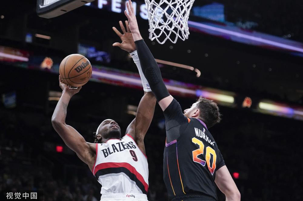 他仍然凭借 他仍然凭借